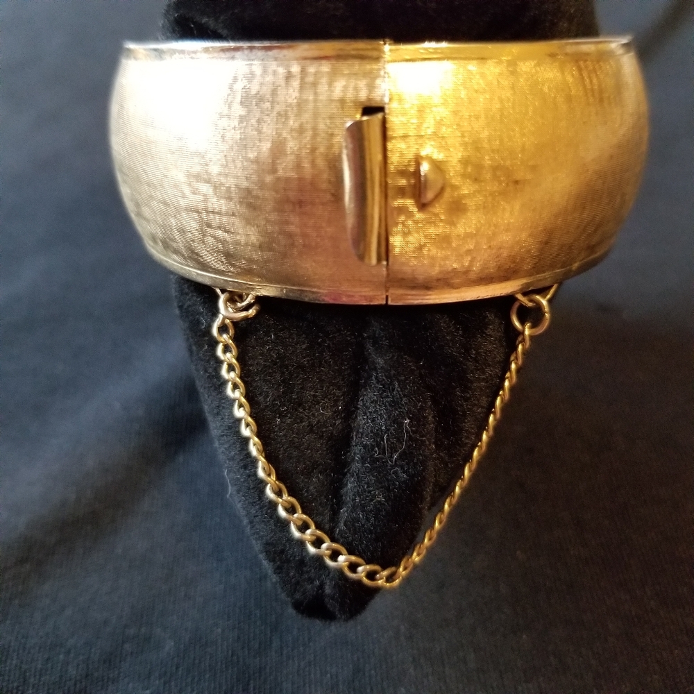 Vintage Coro Pegasus Signed Gold Tone Midcentury Textured Cuff Bracelet - Picture 8 of 10